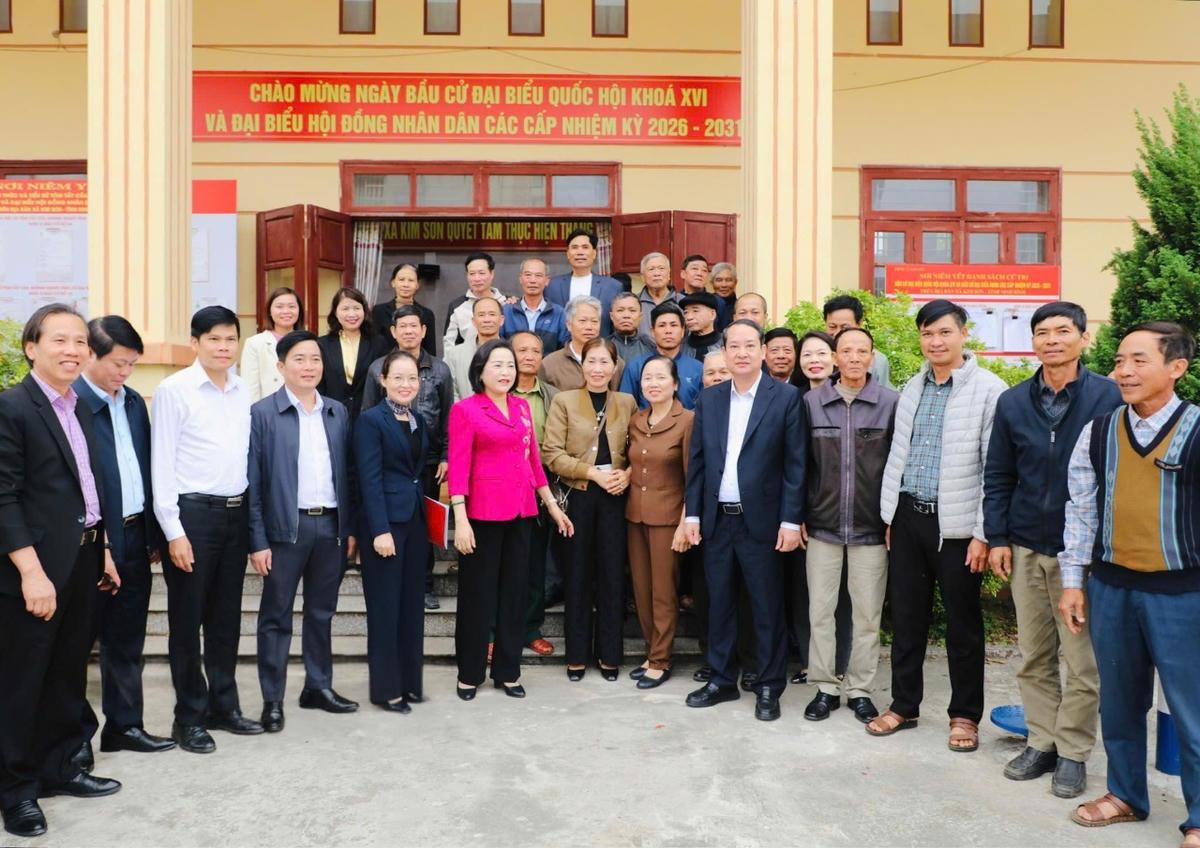 Phó Chủ tịch Quốc hội Nguyễn Thị Thanh và Phó Bí thư Tỉnh ủy, Chủ tịch Ủy ban MTTQ tỉnh Ninh Bình Mai Văn Tuất trao đổi với cử tri xã Kim Sơn, Chất Bình sáng 6/3. Ảnh: Đức Lam