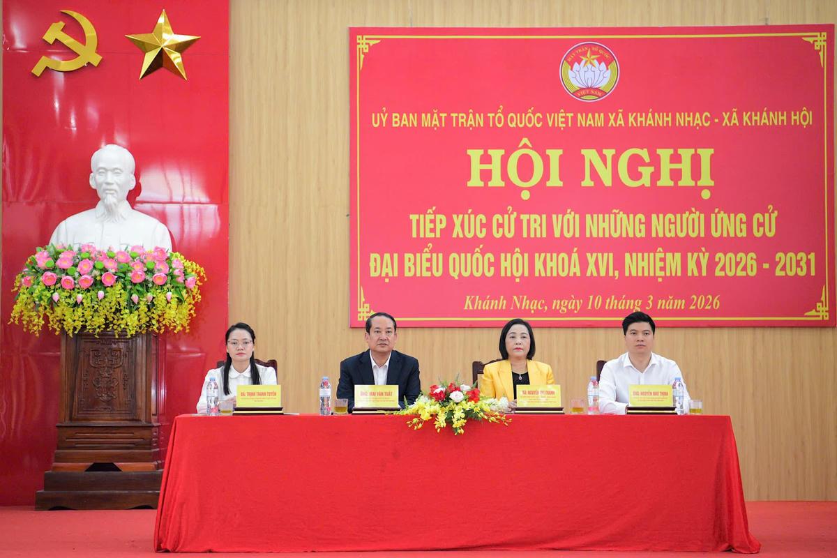 Phó Chủ tịch Quốc hội Nguyễn Thị Thanh và Phó Bí thư Tỉnh ủy, Chủ tịch Ủy ban MTTQ tỉnh&nbsp; Mai Văn Tuất tiếp xúc cử tri xã Khánh Nhạc, Khánh Hội sáng 10/3. Ảnh: Trường Giang.