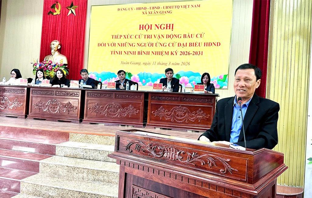 Cử tri xã Xuân Giang đánh giá cao chương trình hành động của ông Nguyễn Hoàng Hà. Ảnh: Minh Thuận