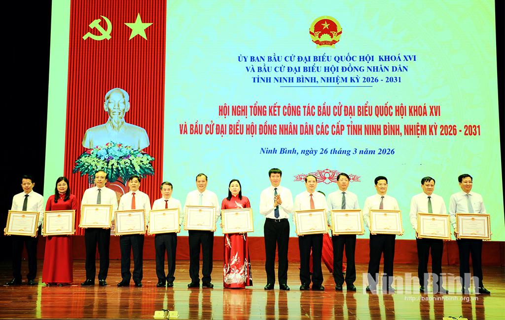 Đồng chí Bí thư Tỉnh ủy Trần Huy Tuấn trao Bằng khen của UBND tỉnh cho các cá nhân có thành tích xuất sắc trong công tác bầu cử đại biểu Quốc hội khóa XVI và đại biểu HĐND các cấp, nhiệm kỳ 2026 - 2031.