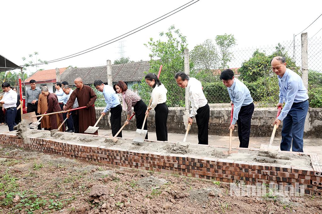 Các đại biểu khởi công xây dựng Nhà đại đoàn kết cho gia đình bà Trần Thị Quý Thu, xóm Ân Hoà 4, xã Kim Sơn. Ảnh: Minh Quang