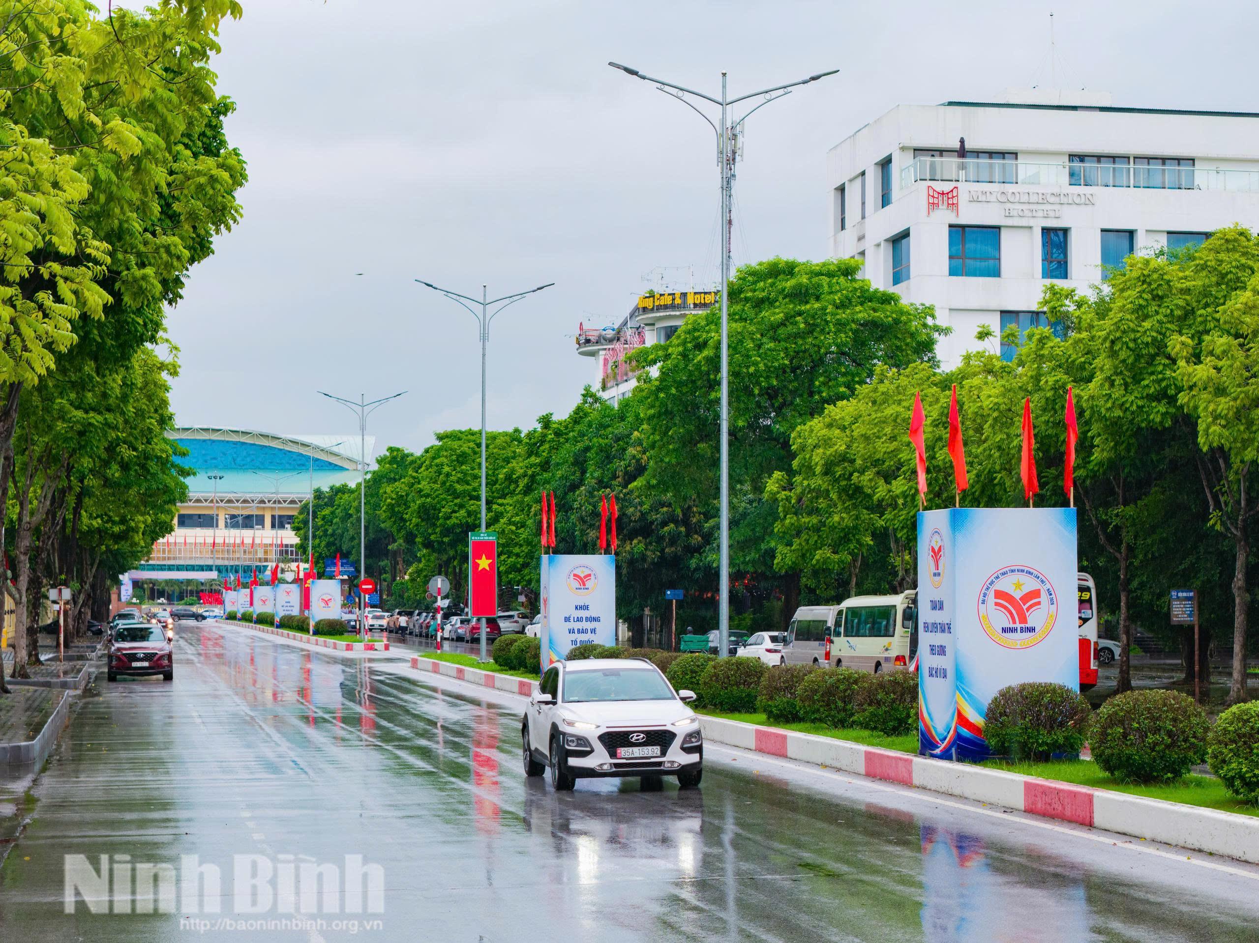 Áp phích, cờ phướn rực rỡ trên đường Tràng An, phường Hoa Lư chào mừng Đại hội TDTT tỉnh Ninh Bình lần thứ I. Ảnh Ngọc Linh