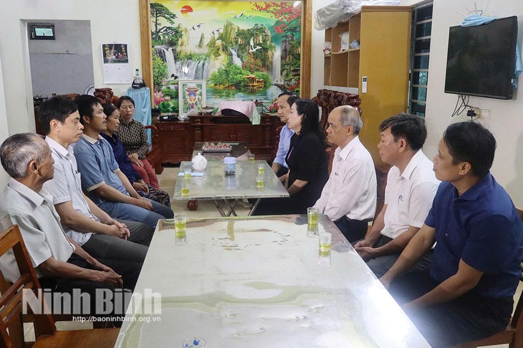 Đồng chí Phó Bí thư Tỉnh ủy, Chủ tịch Ủy ban MTTQ Việt Nam tỉnh Đinh Thị Lụa và Đoàn công tác thăm hỏi, chia buồn, động viên gia đình nạn nhân Vũ Thị Thảo, thôn Thượng Phúc, xã Hải Hưng.