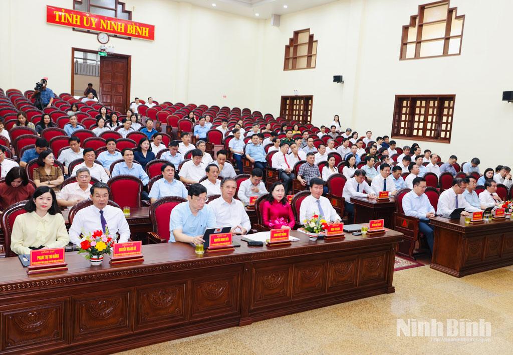 Các đại biểu dự hội nghị tại điểm cầu Tỉnh ủy Ninh Bình.