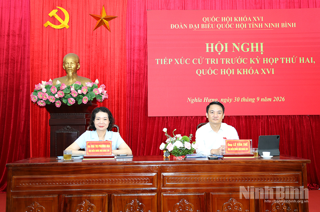 Đồng chí Mai Thị Phương Hoa, Phó Chủ nhiệm Ủy ban Pháp luật và Tư pháp của Quốc hội; đồng chí Lê Văn Thế, Tỉnh ủy viên, Phó Trưởng Đoàn ĐBQH tỉnh tiếp xúc cử tri xã Nghĩa Hưng. Ảnh: Văn Huỳnh