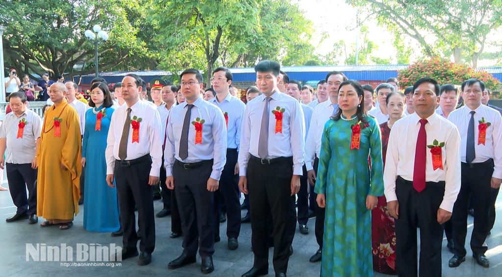 Các đồng chí lãnh đạo tỉnh dâng hương tại Di tích lịch sử văn hóa quốc gia đền Bảo Lộc (phường Nam Định).