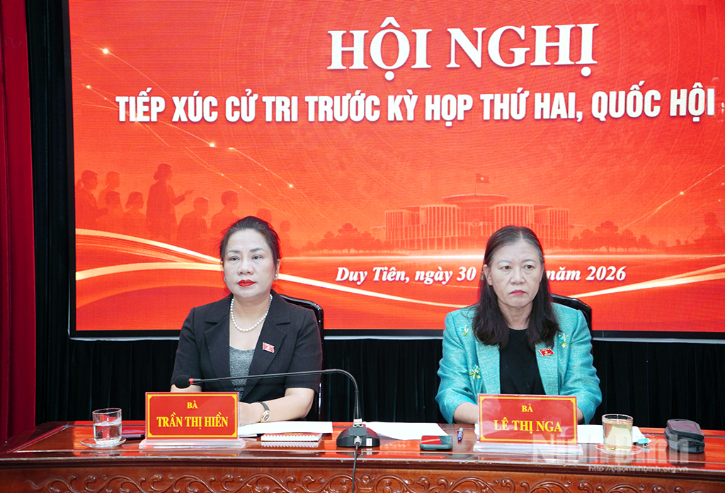 Các đại biểu Quốc hội chủ trì hội nghị tiếp xúc cử tri phường Duy Tiên.