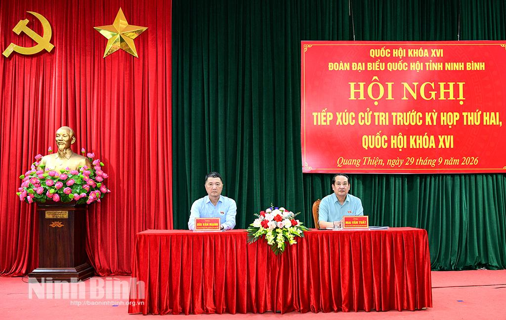 Đồng chí Mai Văn Tuất, Phó Bí thư Tỉnh uỷ, Trưởng Đoàn ĐBQH tỉnh và đồng chí Bùi Văn Mạnh, Tỉnh ủy viên, Giám đốc Sở Du lịch tiếp xúc cử tri xã Quang Thiện.