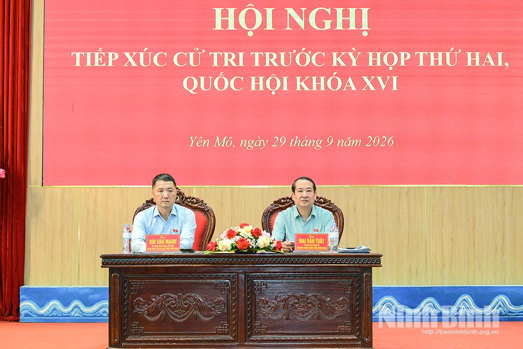 Đồng chí Mai Văn Tuất, Phó Bí thư Tỉnh uỷ, Trưởng Đoàn ĐBQH tỉnh và đồng chí Bùi Văn Mạnh, Tỉnh ủy viên, Giám đốc Sở Du lịch tiếp xúc cử tri xã Yên Mô.