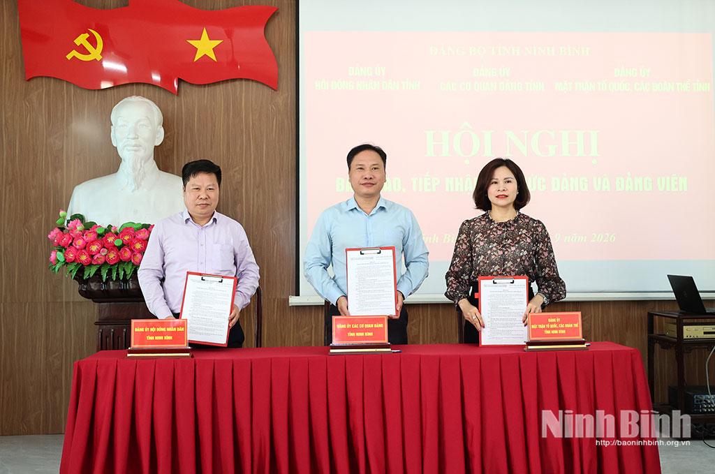 Đại diện Đảng ủy các cơ quan Đảng tỉnh; Đảng ủy HĐND; Đảng ủy MTTQ, các đoàn thể tỉnh ký, bàn giao biên bản chuyển giao tổ chức đảng, đảng viên.