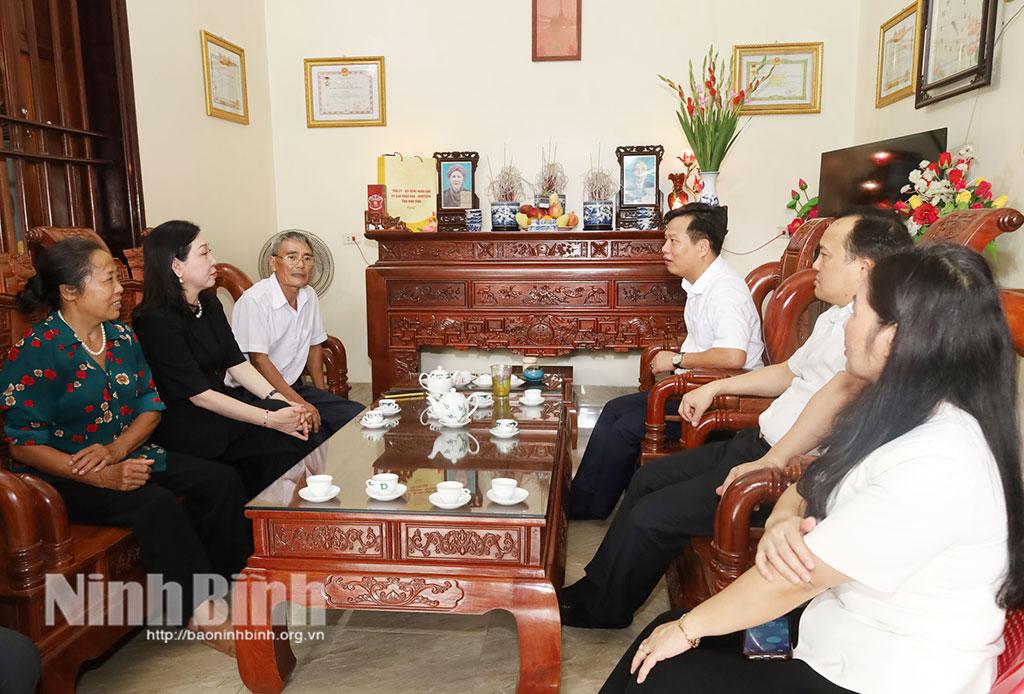 Đồng chí Đinh Thị Lụa, Phó Bí thư Tỉnh ủy, Chủ tịch Ủy ban MTTQ Việt Nam tỉnh thăm hỏi thân nhân Liệt sĩ Đặng Thị Chung tại gia đình ông Đặng Văn Nga (phường Hà Nam).