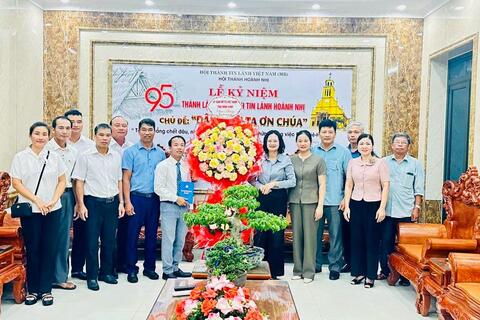 ỦY BAN MTTQ VIỆT NAM TỈNH NINH BÌNH THĂM, CHÚC MỪNG HỘI THÁNH TIN LÀNH HOÀNH NHỊ NHÂN KỶ NIỆM 95 NĂM THÀNH LẬP