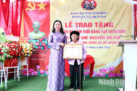Đồng chí Phó Bí thư Tỉnh ủy, Chủ tịch Ủy ban MTTQ Việt Nam tỉnh Đinh Thị Lụa trao tặng Huy hiệu 80 năm tuổi Đảng tại các xã Nhân Hà, Bắc Lý, Nam Lý