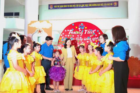 Đồng chí Phó Bí thư Tỉnh ủy, Chủ tịch Ủy ban MTTQ Việt Nam tỉnh Đinh Thị Lụa dự chương trình “Trung thu cho em - Lồng đèn thắp sáng ước mơ” năm 2026