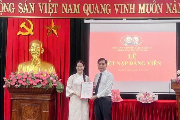 Chi bộ Ban Công tác xã hội thuộc Đảng bộ Ủy ban MTTQ Việt Nam tỉnh Ninh Bình tổ chức Lễ kết nạp đảng viên mới
