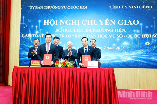 Chuyển giao “Bộ học liệu đa phương tiện”, lan toả phong trào “Bình dân học vụ số - Quốc hội số” tại tỉnh Ninh Bình