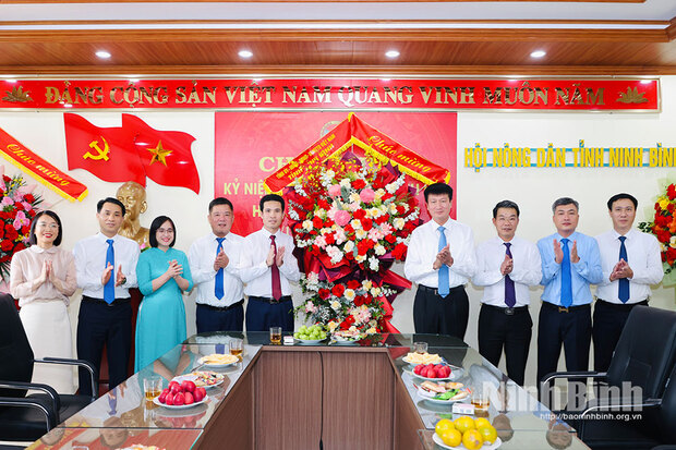 Đồng chí Bí thư Tỉnh ủy Trần Huy Tuấn thăm, chúc mừng Hội Nông dân tỉnh nhân kỷ niệm 96 năm Ngày thành lập Hội Nông dân Việt Nam