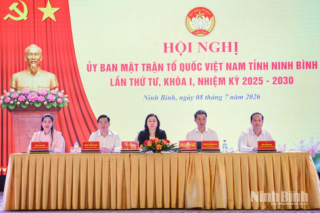 Các đồng chí chủ tọa hội nghị.