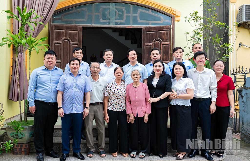 Các đại biểu chụp ảnh lưu niệm cùng gia đình Liệt sĩ Đỗ Tiến Dĩnh.