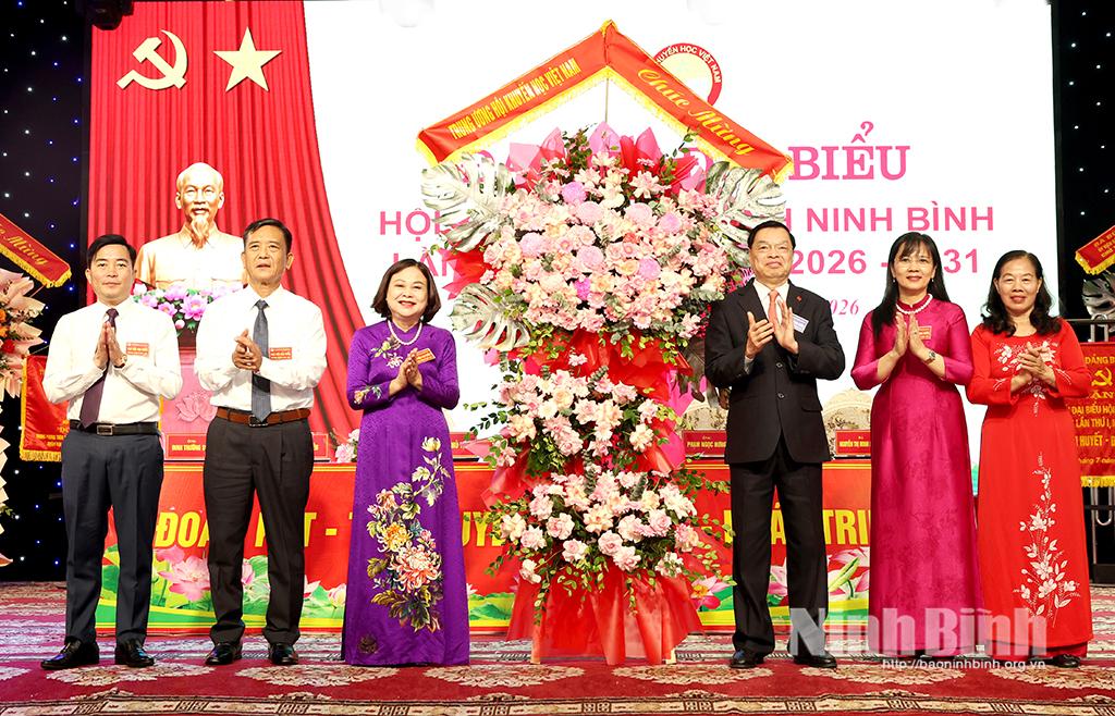 Đồng chí Lê Mạnh Hùng, Phó Chủ tịch, kiêm Tổng Thư ký Trung ương Hội Khuyến học Việt Nam tặng hoa chúc mừng Đại hội.