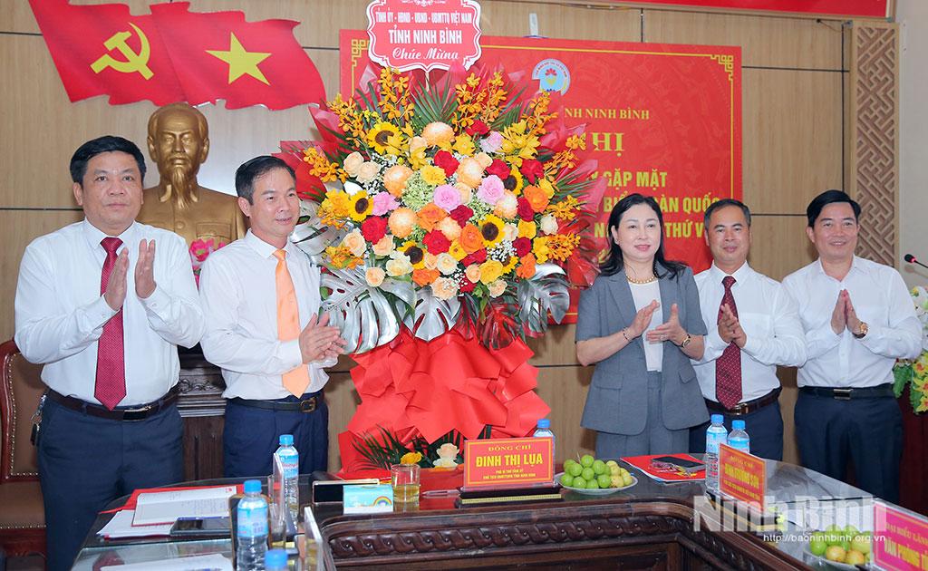Đồng chí Đinh Thị Lụa, Phó Bí thư Tỉnh uỷ, Chủ tịch Uỷ ban MTTQ Việt Nam tỉnh tặng hoa chúc mừng Đoàn đại biểu tỉnh tham dự Đại hội đại biểu Liên minh HTX Việt Nam lần thứ VII, nhiệm kỳ 2026-2031.