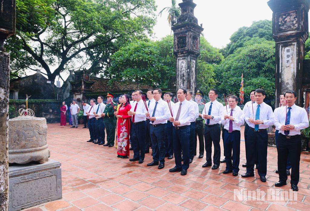 Đoàn đại biểu lãnh đạo tỉnh dâng hương tại Đền thờ Vua Đinh Tiên Hoàng. Ảnh: Đức Lam