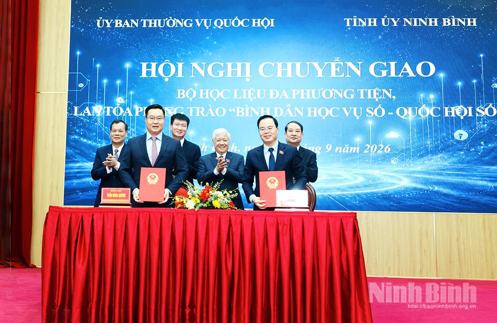 Đại diện lãnh đạo Tỉnh ủy Ninh Bình và lãnh đạo Ủy ban Khoa học, Công nghệ và Môi trường của Quốc hội thực hiện nghi thức chuyển giao Bộ học liệu đa phương tiện.