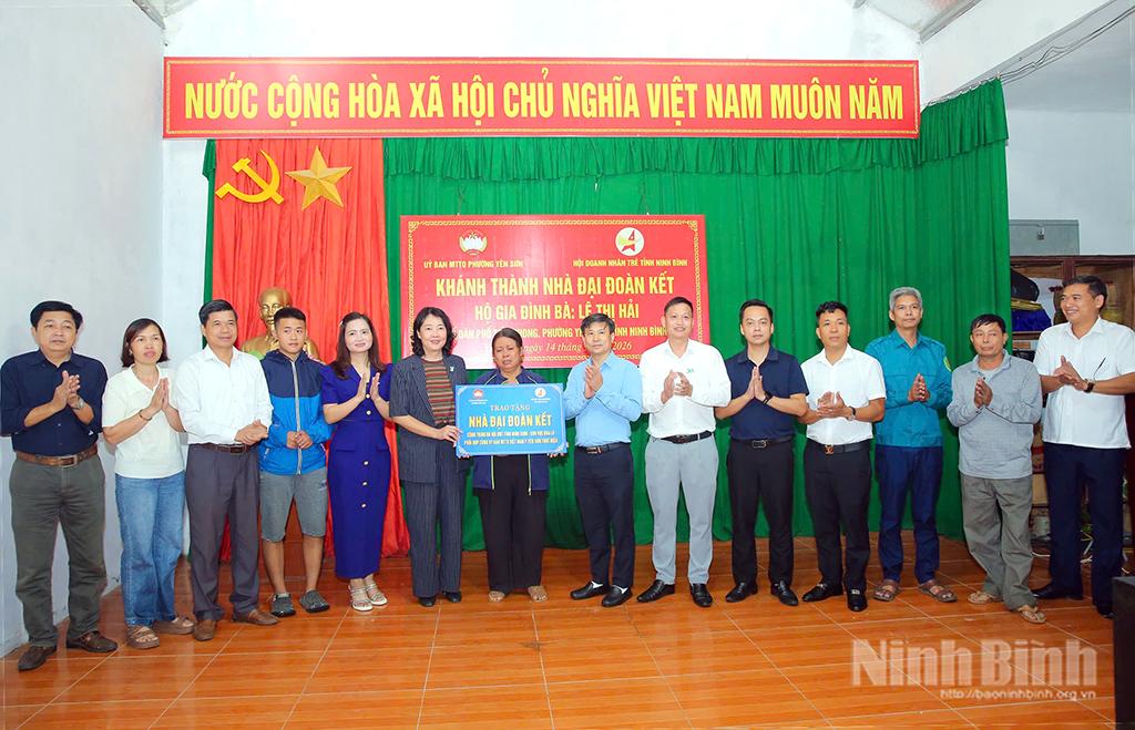 Lãnh đạo phường Yên Sơn và Hội Doanh nhân trẻ tỉnh trao biển hỗ trợ nhà Đại đoàn kết cho hộ gia đình bà Lê Thị Hải.