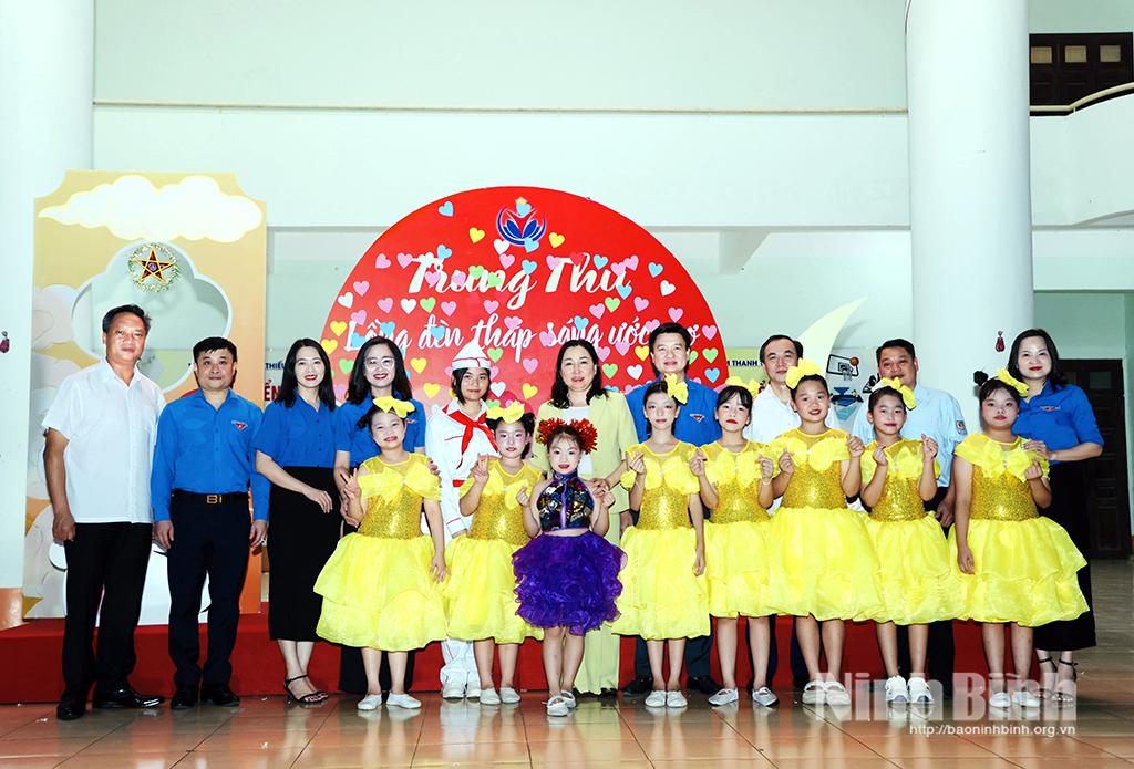 Đồng chí Đinh Thị Lụa, Phó Bí thư Tỉnh ủy, Chủ tịch Ủy ban MTTQ Việt Nam tỉnh chụp ảnh lưu niệm cùng các em ở Trung tâm Thanh thiếu nhi tỉnh.