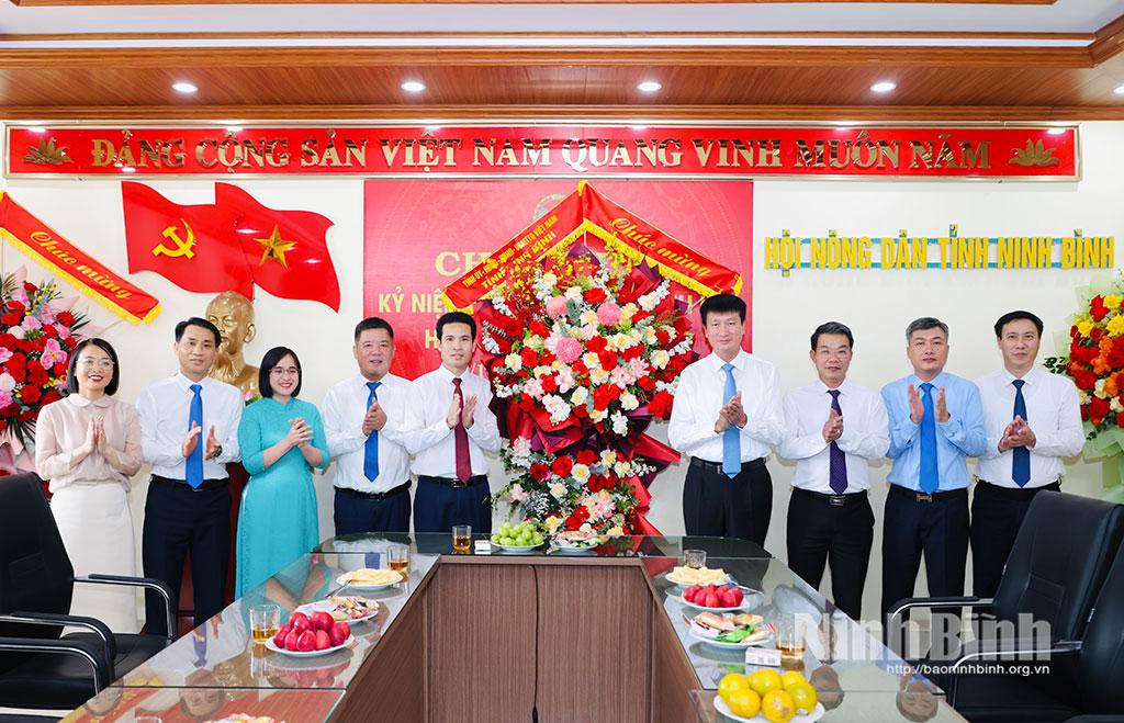 Đồng chí Trần Huy Tuấn, Ủy viên Trung ương Đảng, Bí thư Tỉnh uỷ tặng hoa chúc mừng tập thể lãnh đạo, cán bộ Hội nông dân tỉnh.