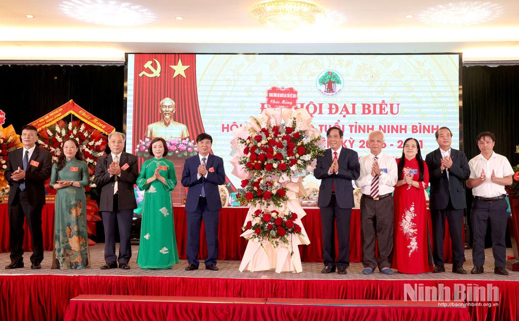 Đồng chí Nguyễn Thanh Bình - Bí thư Đảng ủy Cơ quan, Chủ tịch Hội NCT Việt Nam tặng hoa chúc mừng Đại hội.